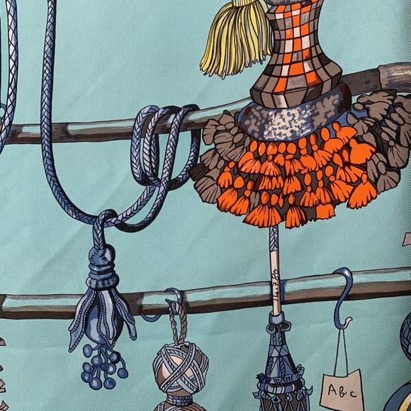 HERMÈS Le carré (square) 100%silk scarf - Picture 8 of 10